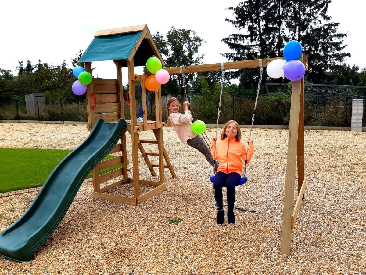 שיצ'וצ'ינק Boutique Odyseja & Spa מראה חיצוני תמונה Children playing on a swing