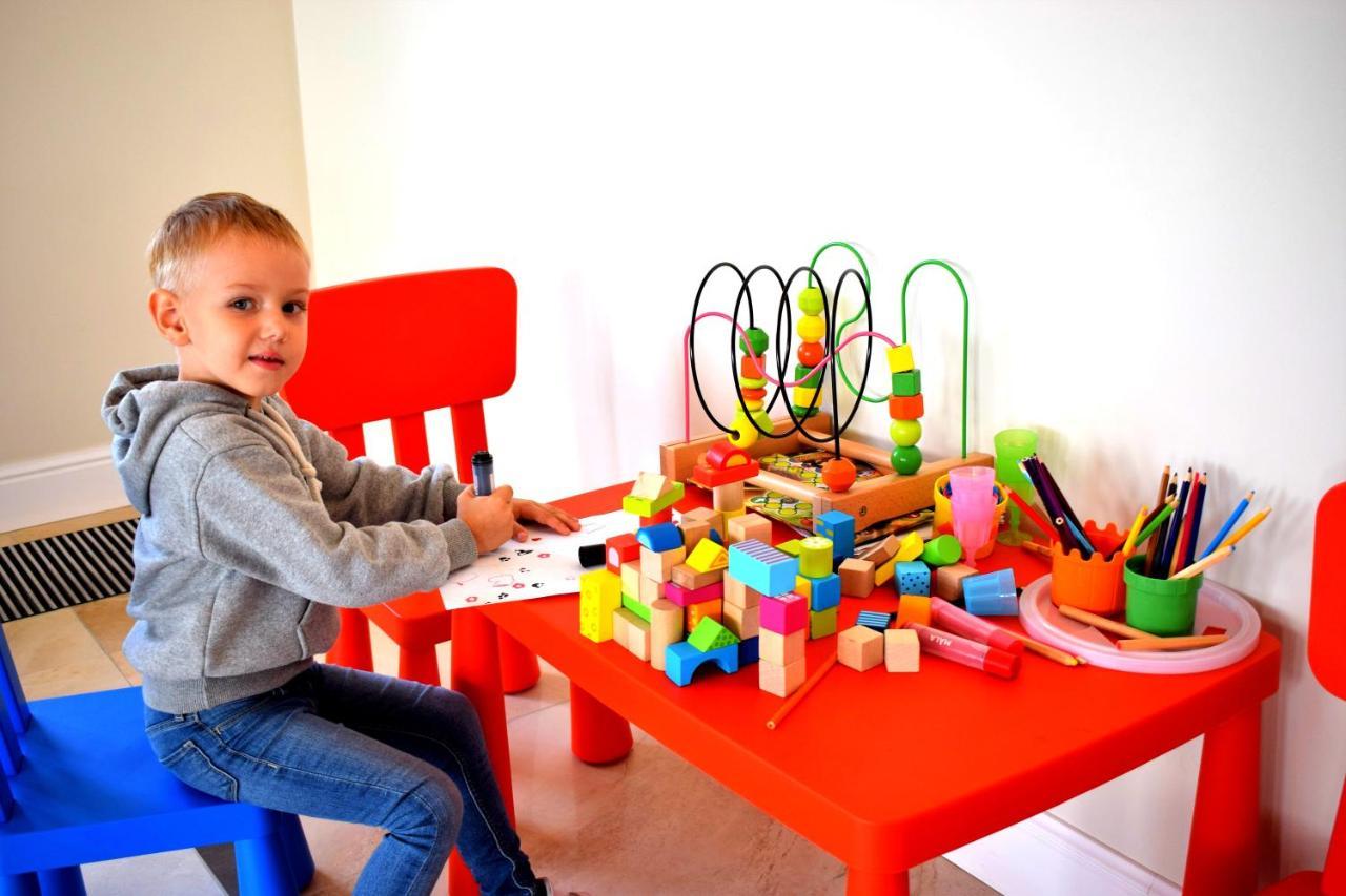 שיצ'וצ'ינק Boutique Odyseja & Spa מראה חיצוני תמונה Child playing with toys