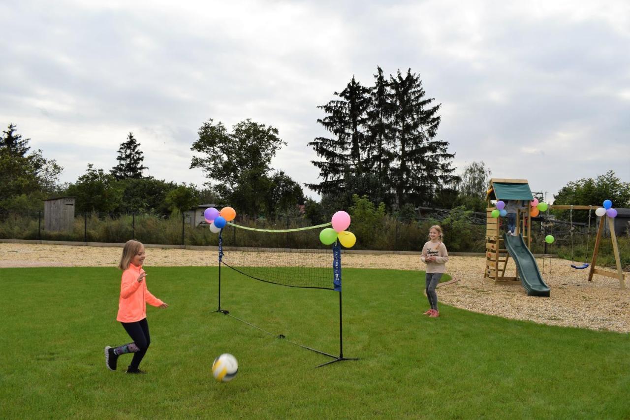 שיצ'וצ'ינק Boutique Odyseja & Spa מראה חיצוני תמונה Children playing balloon tennis