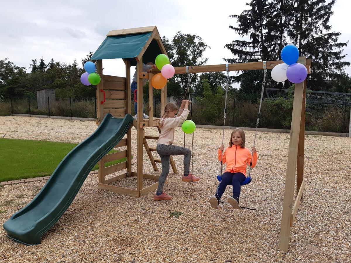 שיצ'וצ'ינק Boutique Odyseja & Spa מראה חיצוני תמונה Playground in the village