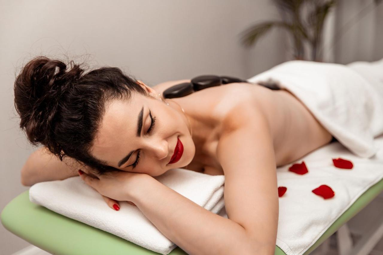שיצ'וצ'ינק Boutique Odyseja & Spa מראה חיצוני תמונה A woman receiving a hot stone massage