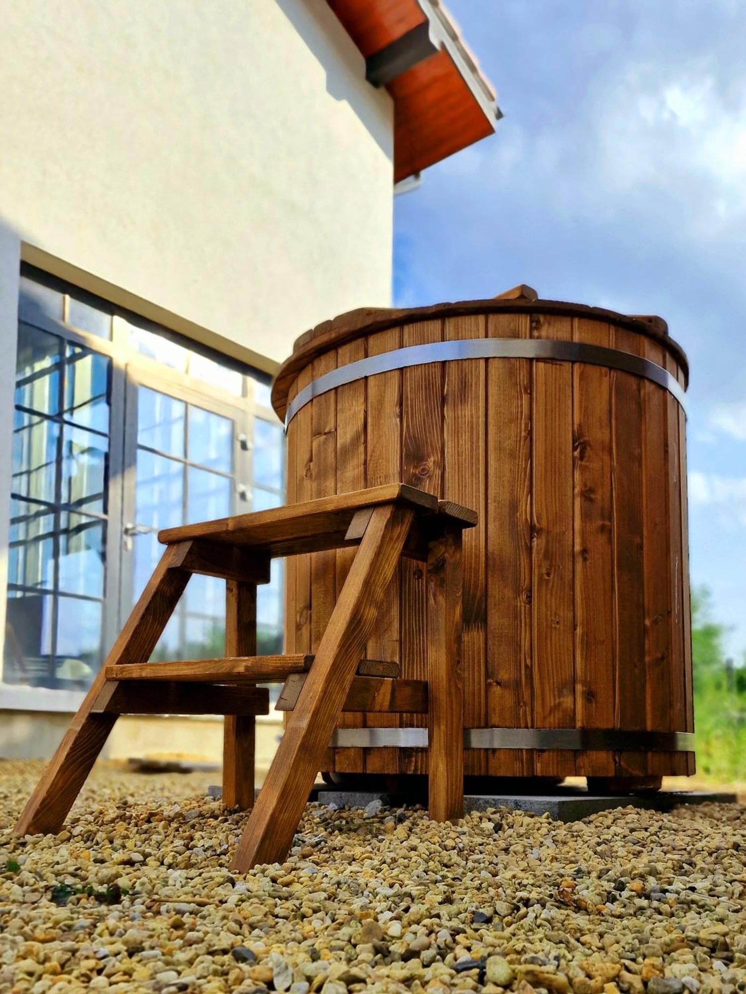 שיצ'וצ'ינק Boutique Odyseja & Spa מראה חיצוני תמונה A wooden hot tub