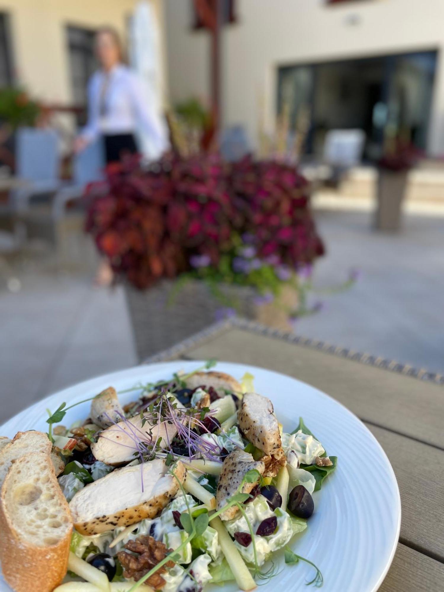 שיצ'וצ'ינק Boutique Odyseja & Spa מראה חיצוני תמונה A salad at the restaurant
