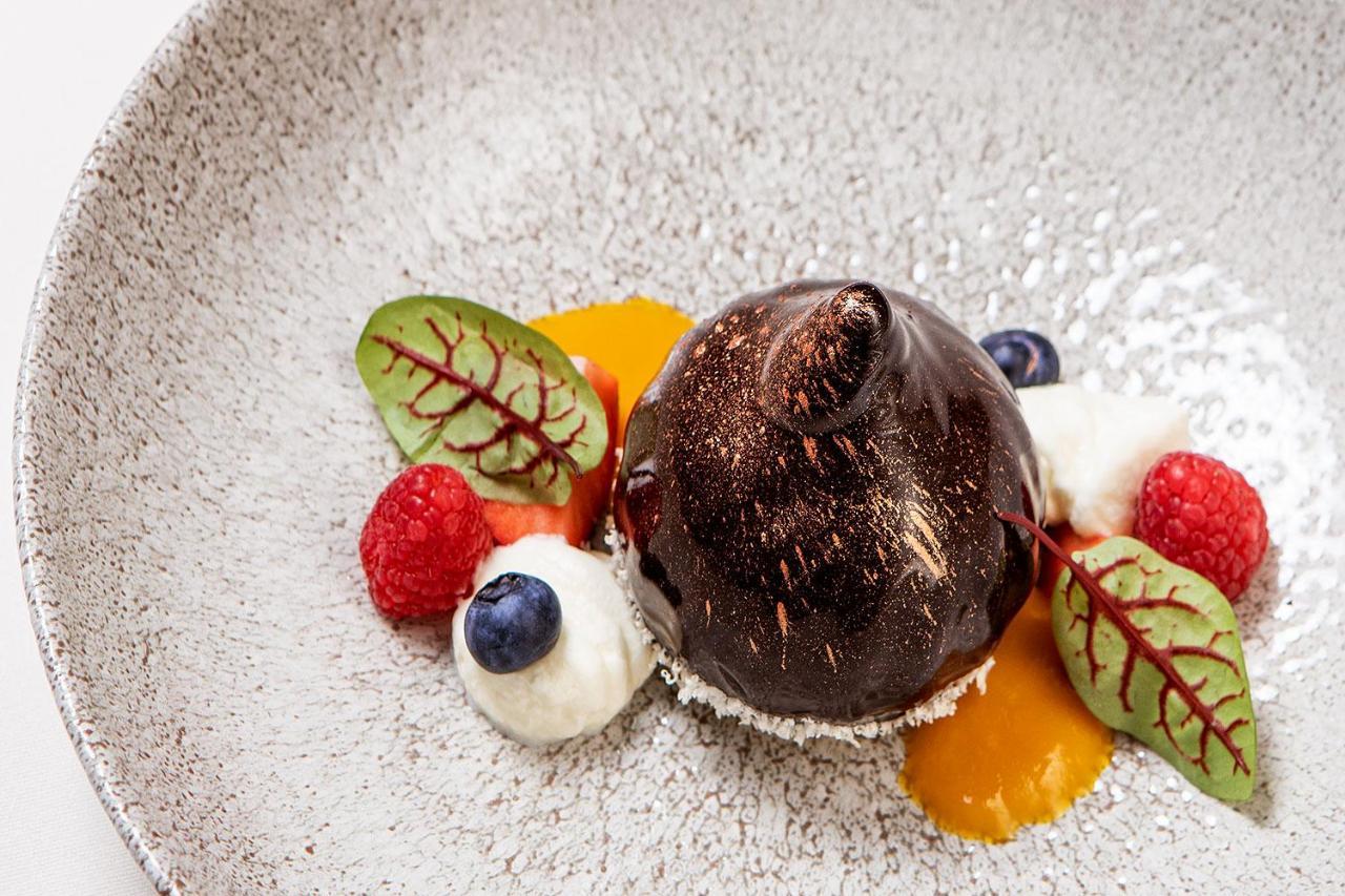 שיצ'וצ'ינק Boutique Odyseja & Spa מראה חיצוני תמונה A chocolate dessert