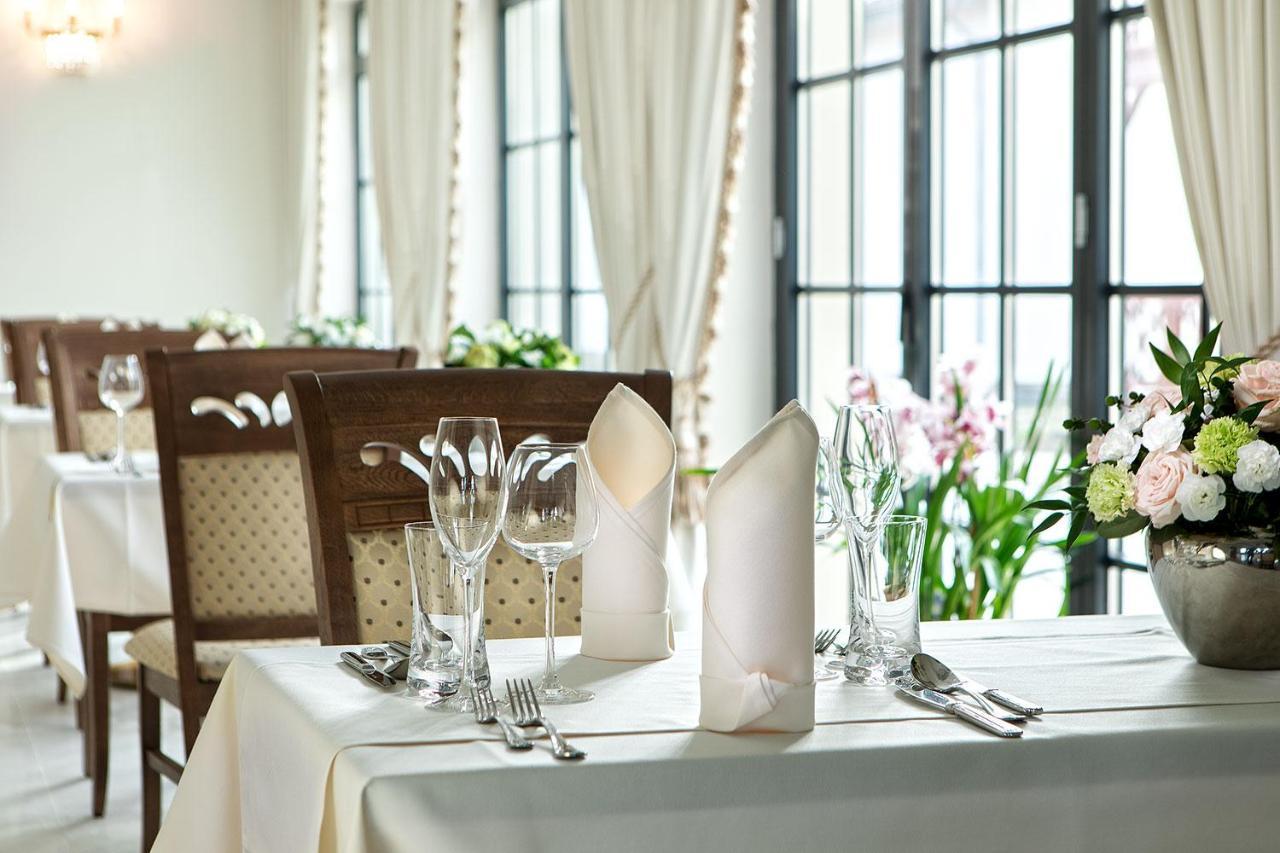 שיצ'וצ'ינק Boutique Odyseja & Spa מראה חיצוני תמונה A table set for fine dining