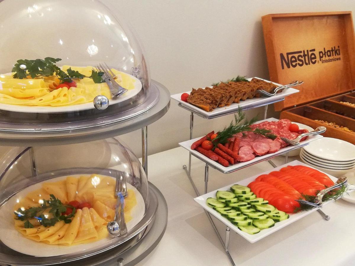 שיצ'וצ'ינק Boutique Odyseja & Spa מראה חיצוני תמונה A buffet with a selection of food